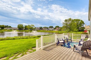 A deck with outdoor seating and a view of a lake and houses. - 5 Mi to Beach: Lewes Home w/ Deck & Pond View (Lewes)