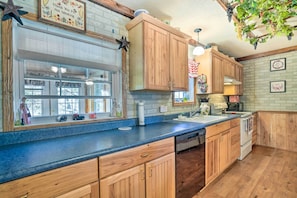 House (3 Bedrooms) | Interior - Charming Ingram Home w/ Yard & Furnished Patio! (Ingram)