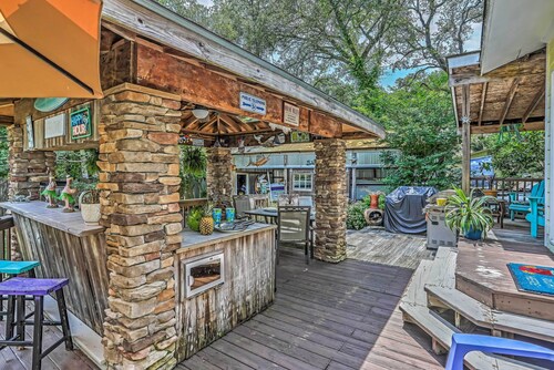 Ocean Isle Apartment w/ Balcony, 1 Mi to Beach!