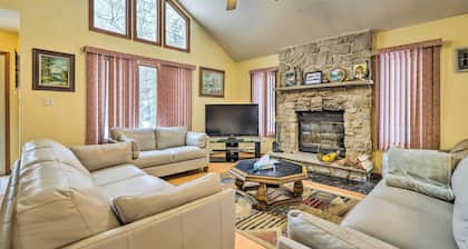 Hot Tub + Deck: Pet-friendly Poconos Getaway!
