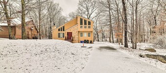 Hot Tub + Deck: Pet-friendly Poconos Getaway!