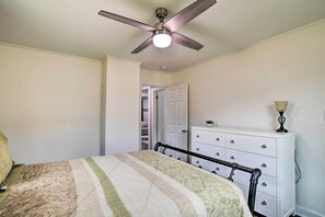 House (2 Bedrooms) | Interior - Cozy House w/ Private Yard, Close to Downtown (Greenville)