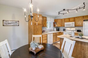 Interior - Anchorage Retreat < 5 Mi to Hilltop Ski Area! (Anchorage)