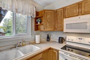 Interior - Anchorage Retreat < 5 Mi to Hilltop Ski Area! (Anchorage)