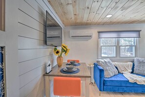 Dining - Modern Apartment: Near Hiking & Race Course (Saratoga Springs)