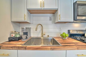 Microwave, oven, stovetop, blender - Modern Apartment: Near Hiking & Race Course (Saratoga Springs)