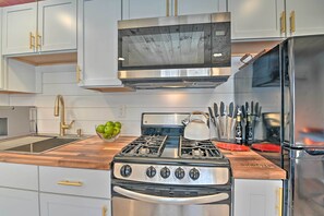 Microwave, oven, stovetop, blender - Modern Apartment: Near Hiking & Race Course (Saratoga Springs)