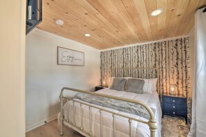 Apartment (1 Bedroom) | 1 bedroom, desk, laptop workspace, iron/ironing board - Modern Apartment: Near Hiking & Race Course (Saratoga Springs)