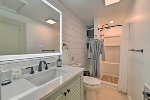 Shower - Modern Apartment: Near Hiking & Race Course (Saratoga Springs)