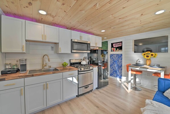 Appartement (1 Bedroom) | Cuisine privée | Four à micro-ondes, un four, surface de cuisson, mélangeur