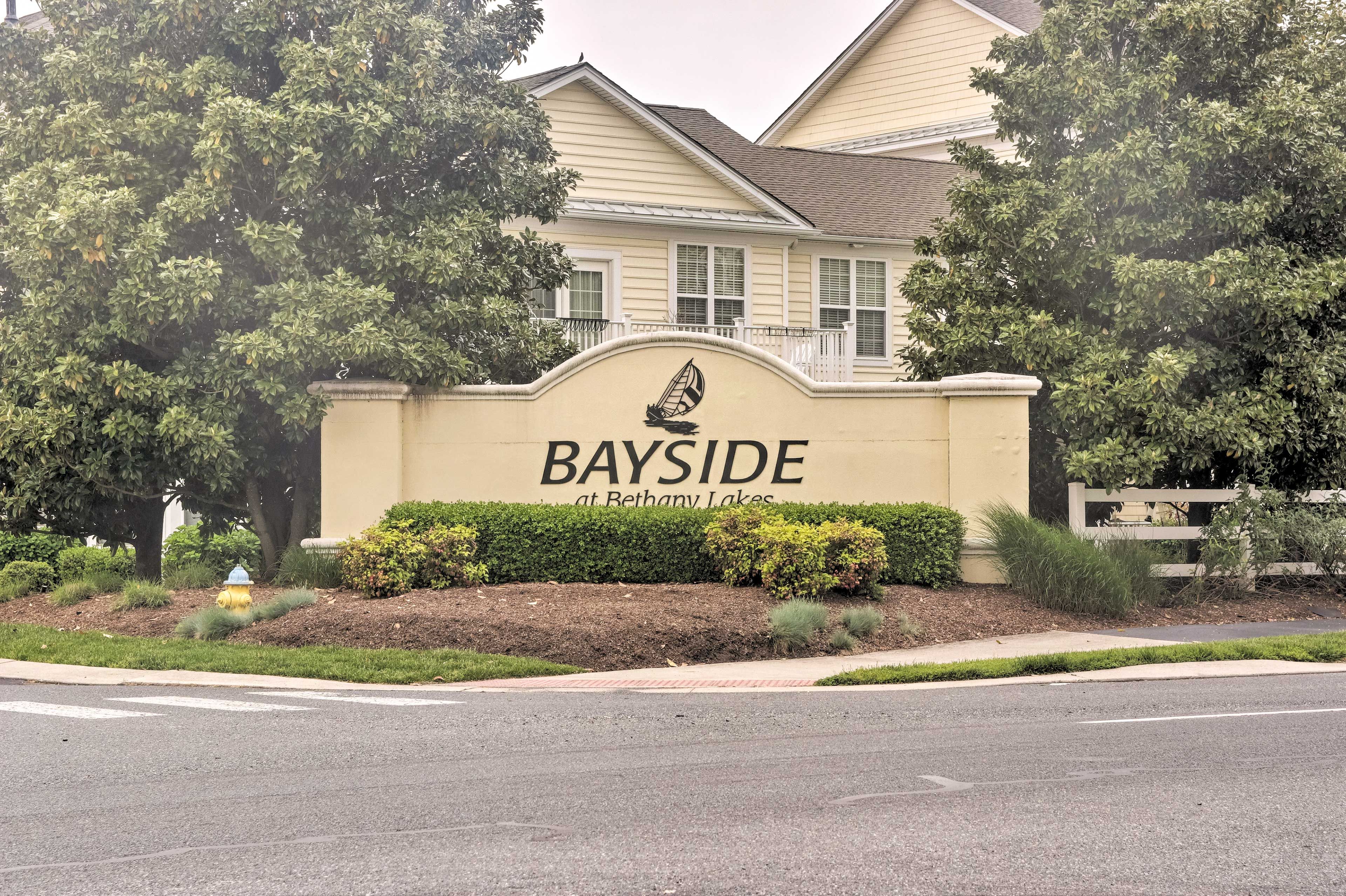 Un edificio con un letrero que dice "BAYSIDE at Bethany Lakes".