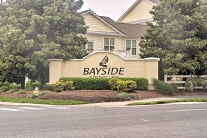 A building with a sign that reads "BAYSIDE at Bethany Lakes."