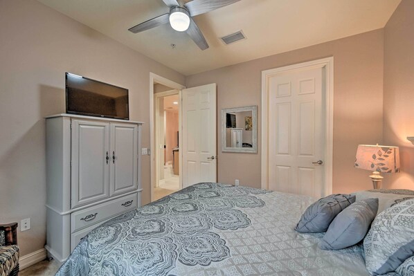 A bedroom with a bed, a wardrobe, a ceiling fan, and a television. - Naples Resort Townhome w/ Endless Amenities! (Naples)
