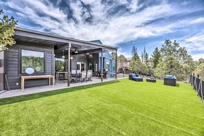 A modern house with a covered patio, a well-maintained lawn, and outdoor furniture. - Casa Patron Home < 10 Mi to Hiking & Casinos (Alto)