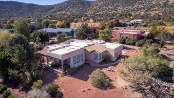 House (4 Bedrooms) | Front of property