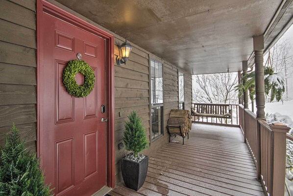 House (3 Bedrooms) | Interior - Modern Mountain Retreat w/ Deck + Hot Tub! (Chester Gap)