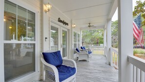 A covered porch with wicker furniture and a sign reading "Sandpiper." - Sunny Santa Rosa Beach in 30 A Neighborhood! (Santa Rosa Beach)