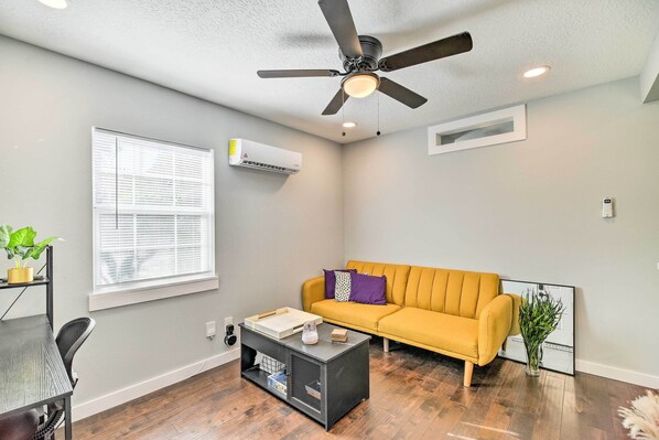 公寓 (1 Bedroom) | 起居区 | 电视