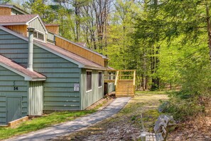 A wooden cabin with a porch and a staircase leading to a deck. - Bartlett Townhome w/ Balcony: 1 Mi to Ski Resort! (Bartlett)