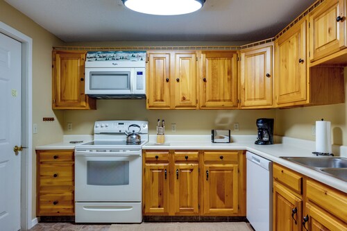 Bartlett Townhome w/ Balcony: 1 Mi to Ski Resort!