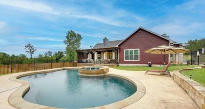 Pool & Hot Tub in Sunny Smithville Getaway!