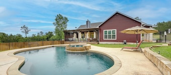 Pool & Hot Tub in Sunny Smithville Getaway!