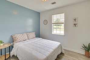 Interior - Charming Home < 6 Mi to Dtwn Birmingham! (Birmingham)
