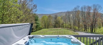 'the Mountain House:' Windham Retreat w/ Hot Tub!