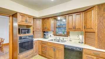 House (3 Bedrooms) | Private kitchen | Microwave, oven, stovetop, dishwasher