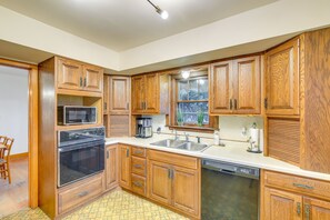 Huis (3 Bedrooms) | Privékeuken | Een microgolfoven, een oven, een kookplaat, een vaatwasser