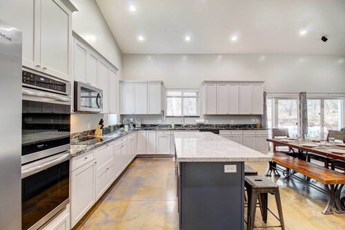 Pinetop-lakeside Home w/ Private Hot Tub & Bar