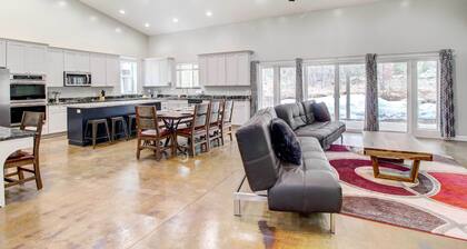 Pinetop-lakeside Home w/ Private Hot Tub & Bar