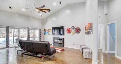 Pinetop-lakeside Home w/ Private Hot Tub & Bar