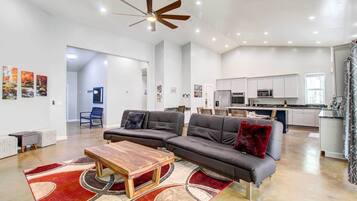 House (4 Bedrooms) | Front of property