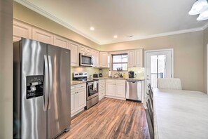 Interior - Chic Townsend Condo w/ Saltwater Pool! (Townsend)