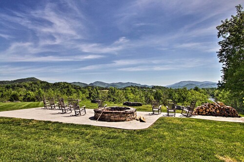 Chic Townsend Condo w/ Saltwater Pool!