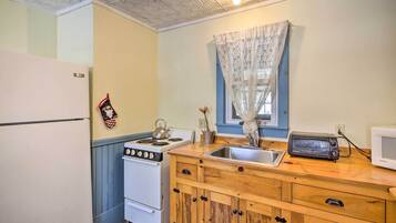 Oven, stovetop, cookware/dishes/utensils, paper towels