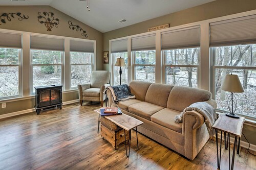Cozy Vacation Home Near Delavan Lake!