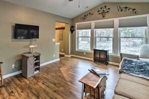 Interior - Cozy Vacation Home Near Delavan Lake! (Delavan)