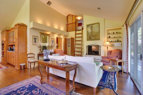 Cozy Abode w/ Yard ~ 1 Mi to Dtwn Summerville