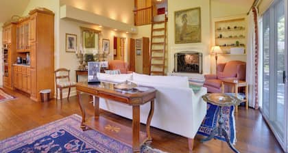 Cozy Abode w/ Yard ~ 1 Mi to Dtwn Summerville