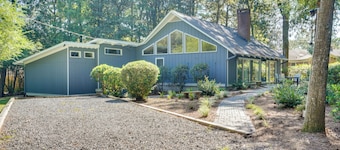 Cozy Abode w/ Yard ~ 1 Mi to Dtwn Summerville
