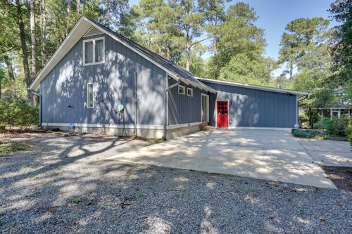 Cozy Abode w/ Yard ~ 1 Mi to Dtwn Summerville