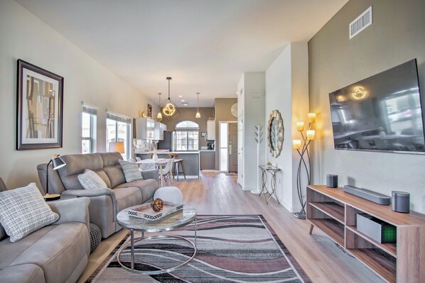 アパートメント (1 Bedroom) | リビング エリア | DVD プレーヤー、書庫