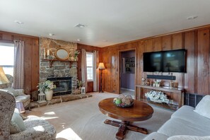 House (4 Bedrooms) | Interior - Pool & Outdoor Kitchen: Updated Grand Lake Getaway (Grove)