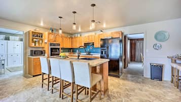 House (3 Bedrooms) | Private kitchen | Microwave, oven, stovetop, dishwasher