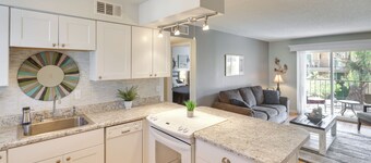 Walk to Lake, Dining & Shops: Lake Havasu Condo