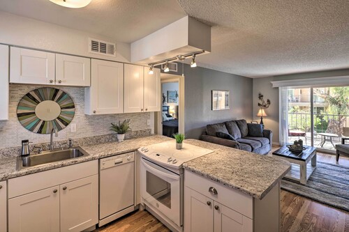 Walk to Lake, Dining & Shops: Lake Havasu Condo