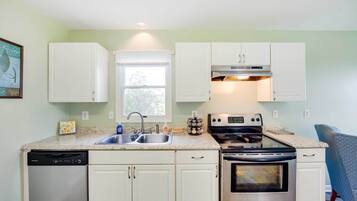 Cottage (1 Bedroom) | Private kitchen | Microwave, oven, stovetop, dishwasher
