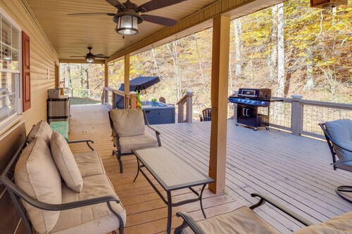 Lyles Peaceful Creekside Home: Hot Tub & Fire Pit
